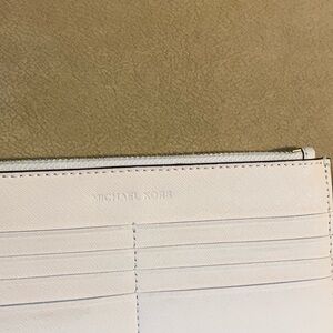 Michael Kors Wristlet Insert Replacement EUC. 

Smoke free and pet free home